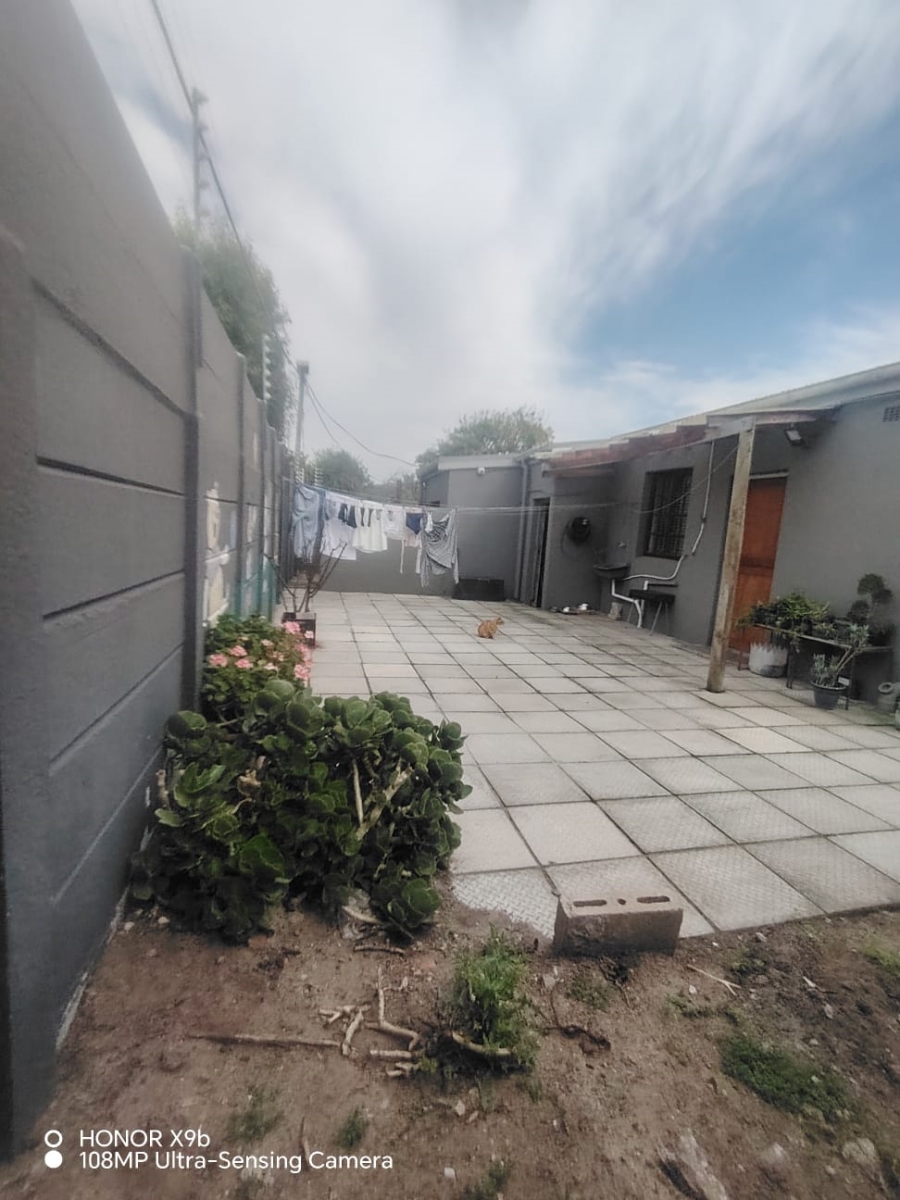 5 Bedroom Property for Sale in Wynberg Upper Western Cape